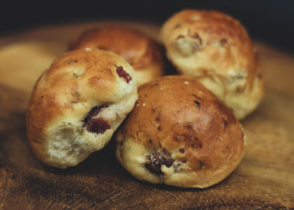 Casatielli mignon di pane al latte con bacon e pepe